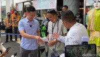 Duit Gepokan dari Hotman Paris Buah Kejujuran Edi Cleaning Service