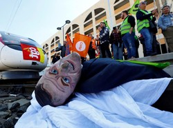 Warga Prancis Blokir Kereta Pakai Boneka Macron Dalam Aksi Demo