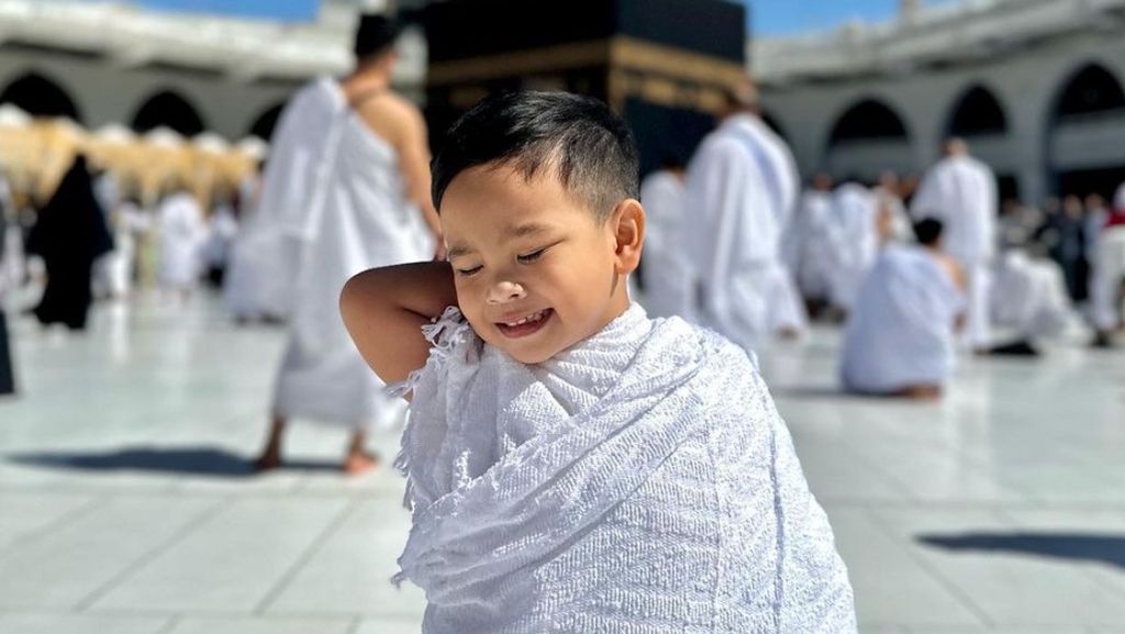 7 Foto Gala Sky Anak Mendiang Vanessa Angel, Imut & Ganteng Berbaju Ihram 7 Foto Gala Sky Anak Mendiang Vanessa Angel, Imut & Ganteng Berbaju Ihram