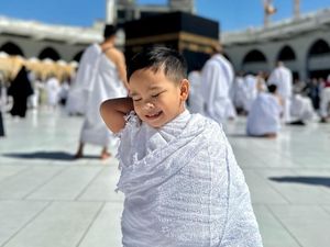 7 Foto Gala Sky Anak Mendiang Vanessa Angel, Imut & Ganteng Berbaju Ihram