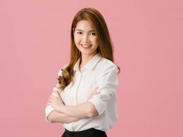 Gemini/ foto: Freepik/ tirachardz Perempuan berwajah cerdas