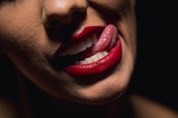 Ilustrasi menjilat bibir/Foto: Unsplash/Joey Nicotra Ilustrasi menjilat bibir/Foto: Unsplash/Joey Nicotra