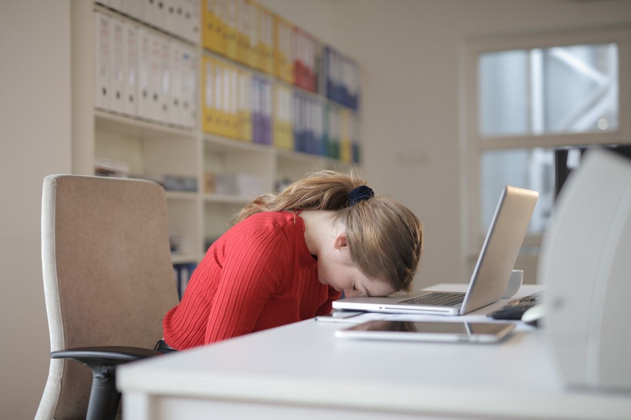Ilustrasi perempuan mengantuk saat belajar atau bekerja/Foto: Pexels/Andrea Piacquadio