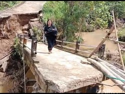 Jembatan Antar Dusun di Mamasa Ambruk Diterjang Arus Deras