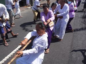 Tradisi Mbed-mbedan: Gambaran Perselisihan Kerajaan Waturenggong Tradisi Mbed-mbedan: Gambaran Perselisihan Kerajaan Waturenggong
