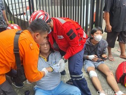 Brak! Pemotor-Pesepeda Jatuh Tergelincir Paralon yang Tumpah dari Pikap