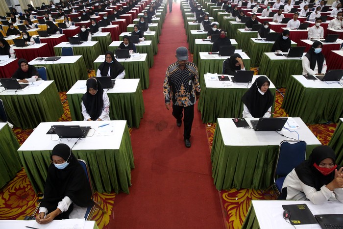 Kemenag Mulai Seleksi 74 Ribu Calon PPPK Peserta calon Pegawai Pemerintah dengan Perjanjian Kerja (PPPK) Kementerian Agama berbincang usai mengikuti ujian kompetensi dengan sistem Computer Assisted Test (CAT) di gedung Amel Convention, Banda Aceh, Aceh, Kamis (23/3/2023). Sebanyak 74.424 peserta calon PPPK Kementerian Agama di seluruh Indonesia akan mengikuti seleksi sejak 17 Maret hingga 9 April 2023 untuk memperebutkan 49.549 formasi yang tersedia. ANTARA FOTO / Irwansyah Putra/foc.