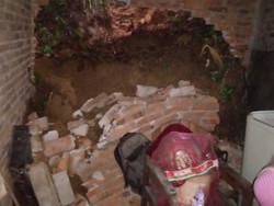 Longsor Terjang Tiga Rumah di Trenggalek