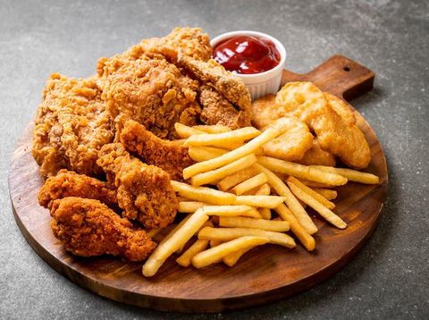 Makanan tinggi garam dapat menarik cairan dalam tubuh juga membuat kamu cepat lapar.