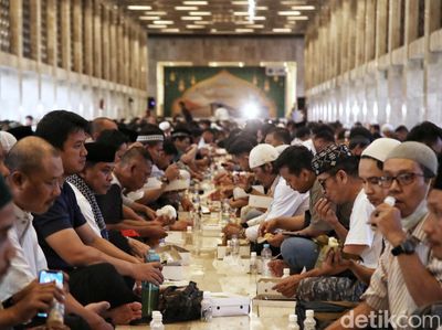 Ribuan Orang Ikut Buka Bersama di Masjid Istiqlal, Begini Suasananya