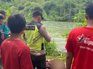 Perempuan di Blitar Ditemukan Tewas di Sungai, Diduga Bunuh Diri Perempuan di Blitar Ditemukan Tewas di Sungai, Diduga Bunuh Diri