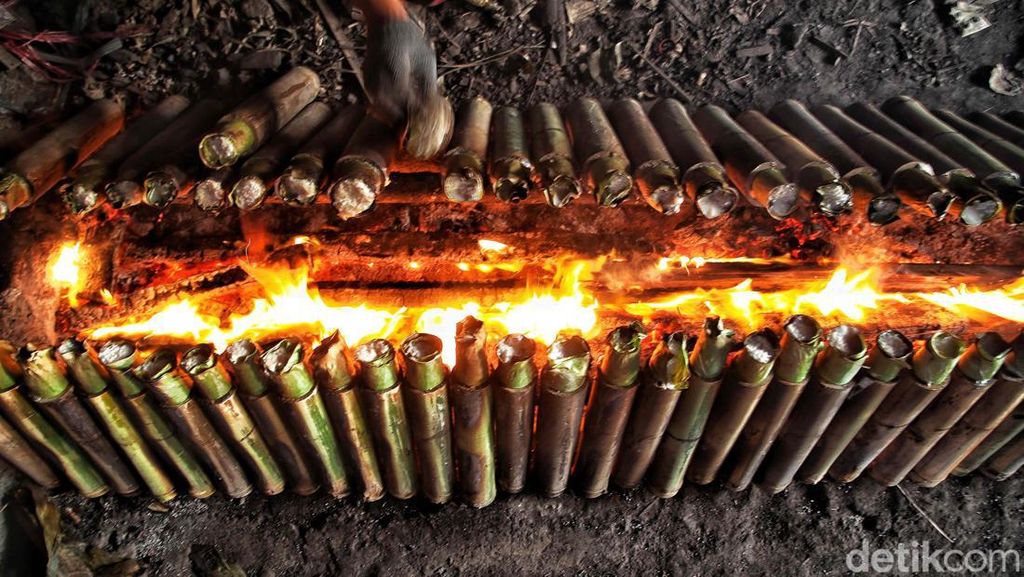 Melihat Proses Pembuatan Lemang, Makanan Khas Ramadan Melihat Proses Pembuatan Lemang, Makanan Khas Ramadan