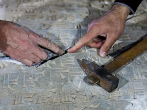 Melihat Restorasi Artefak Kuno di Museum Mosul yang Dihancurkan ISIS Melihat Restorasi Artefak Kuno di Museum Mosul yang Dihancurkan ISIS