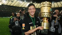 DFB-Pokal merupakan trofi pertama yang ia raih dalam karier seniornya. Ia memenanginya pada 2009 bersama Werder Bremen usai mengalahkan Bayer Leverkusen 1-0 di final. Oezil mencetak gol kemenangan. Foto: Corbis via Getty Images/sampics