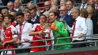 Selama di Arsenal, Oezil empat kali merasakan juara Piala FA, yakni pada 2014, 2015, 2017, dan 2020. Selain itu, ia juga tampil di Community Shield 2015 untuk mengalahkan Chelsea 1-0. Foto: Getty Images/Catherine Ivill - AMA