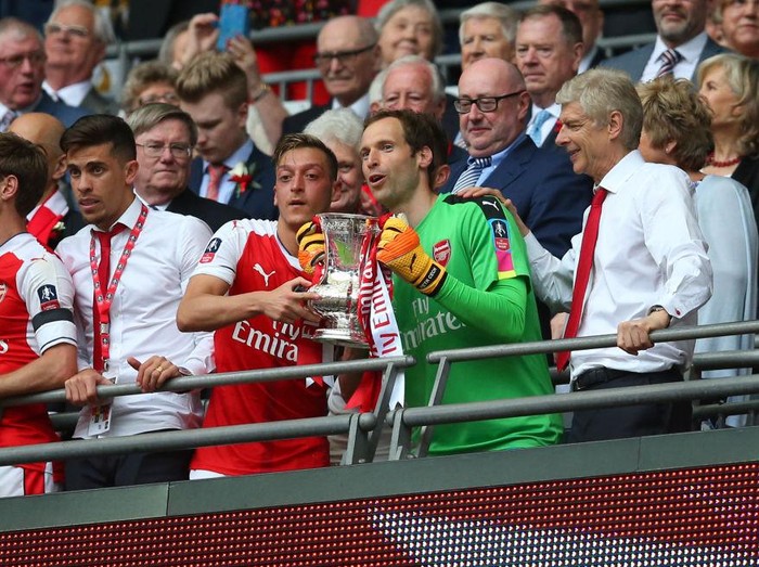 LONDON, ENGLAND - MAY 27: Mesut Ozil of Arsenal and Petr Cech of Arsenal with the trophy during the Emirates FA Cup Final match between Arsenal and Chelsea at Wembley Stadium on May 27, 2017 in London, England. (Photo by Catherine Ivill - AMA/Getty Images)