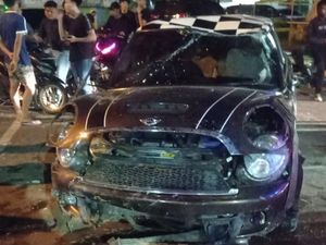 Mini Cooper Terbalik Usai Tabrak Pembatas di Medan, Begini Kondisi Korban