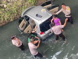 Mobil Nyemplung ke Kali di Pondok Gede Bekasi, 1 Penumpang Tewas