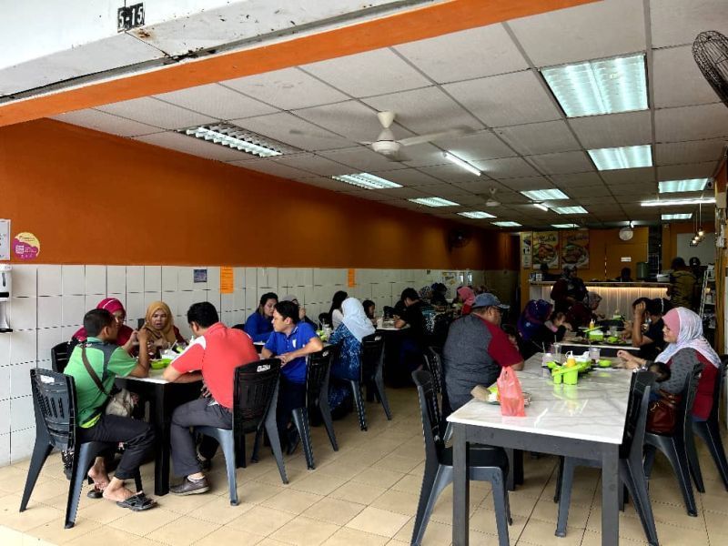 Mulia! Penjual Ayam Penyet Ini Minta Tamu Pantang Pulang Sebelum Kenyang