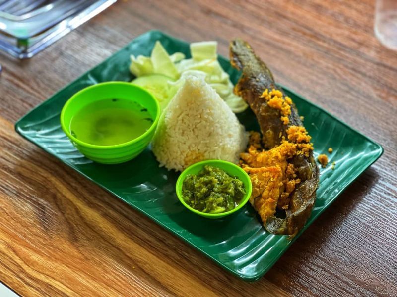 Mulia! Penjual Ayam Penyet Ini Minta Tamu Pantang Pulang Sebelum Kenyang