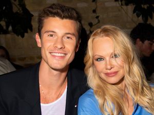 Pamela Anderson Foto Bareng Shawn Mendes, Bikin Fans Heboh Pamela Anderson Foto Bareng Shawn Mendes, Bikin Fans Heboh