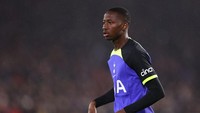Jika Conte dipecat, setidaknya ada beberapa pemain yang akan terdampak nasibnya di klub. Salah satunya adalah Pape Matar Sarr, gelandang muda Tottenham. Ia baru dipromosikan ke tim utama musim ini, dan bisa saja kehilangan kans bermain jika Conte dipecat. (Foto: Robbie Jay Barratt - AMA/Getty Images)