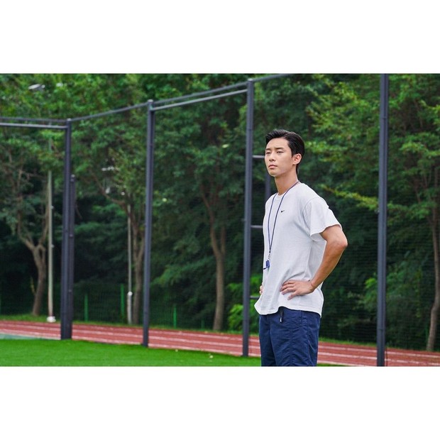 Park Seo Joon berperan sebagai pelatih sepak bola di film Dream