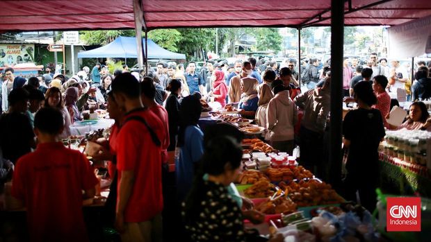 Warga ramai-ramai menyambangi lapak pedagang takjil di kawasan Pasar Bendungan Hilir (Benhil), Jakarta Pusat, jelang waktu berbuka puasa. Kamis (23/3/2023). CNN Indonesia / Andry Novelino