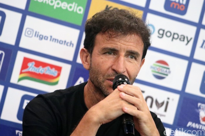 Pelatih Persib Bandung Luis Milla