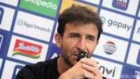 Ternyata eks pelatih Timnas Indonesia Luis Milla juga pernah memakai nomor 10 di Madrid. Itu terjadi pada musim 1993-94. Foto: Bima Bagaskara/detikJabar