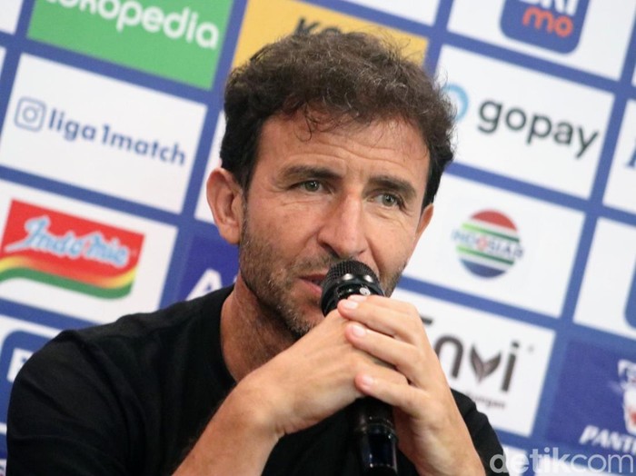 Pelatih Persib Bandung Luis Milla