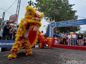 Unik! Pasar Ramadan UMP Purwokerto Dibuka dengan Atraksi Barongsai