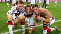 Pada 2014, Oezil membawa Jerman mengalahkan Argentina di final Piala Dunia. Ia selalu dipercaya menjadi starter dalam tujuh pertandingan selama turnamen. Foto: FIFA via Getty Images/Alex Livesey - FIFA
