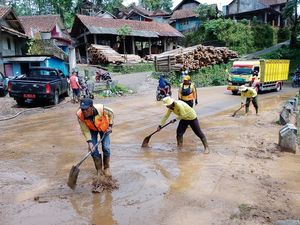 Longsor Terjang Jalan Raya Tasikmalaya-Garut di Salawu