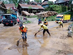 Longsor Terjang Jalan Raya Tasikmalaya-Garut di Salawu