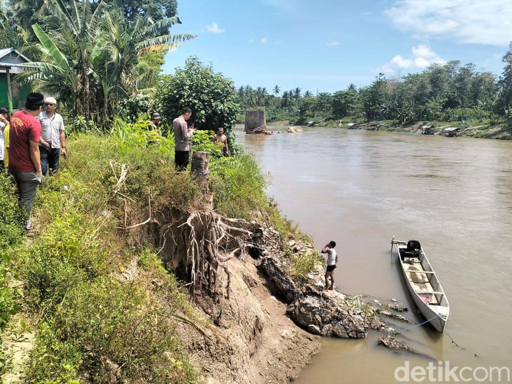 Gadis ABG di Polman Tenggelam saat Mandi di Sungai, Diduga Terseret Arus Gadis ABG di Polman Tenggelam saat Mandi di Sungai, Diduga Terseret Arus