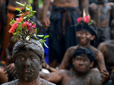 Potret Mebuug-Buugan, Tradisi Mandi Lumpur Usai Nyepi di Bali