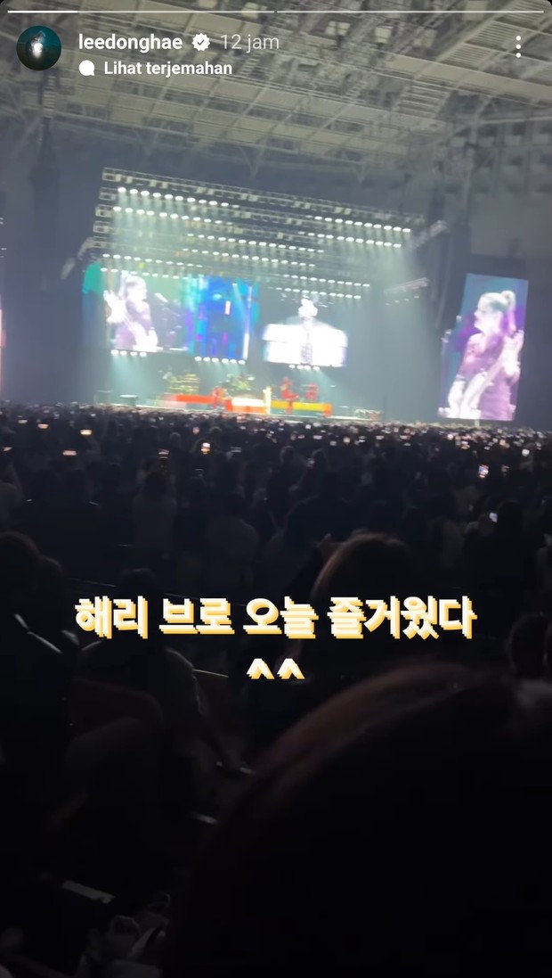 Potret Donghae Super Junior yang membagikan momen menonton konser Harry Styles.