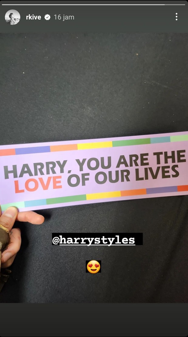 Potret RM BTS membagikan momen saat menonton konser Harry Styles.