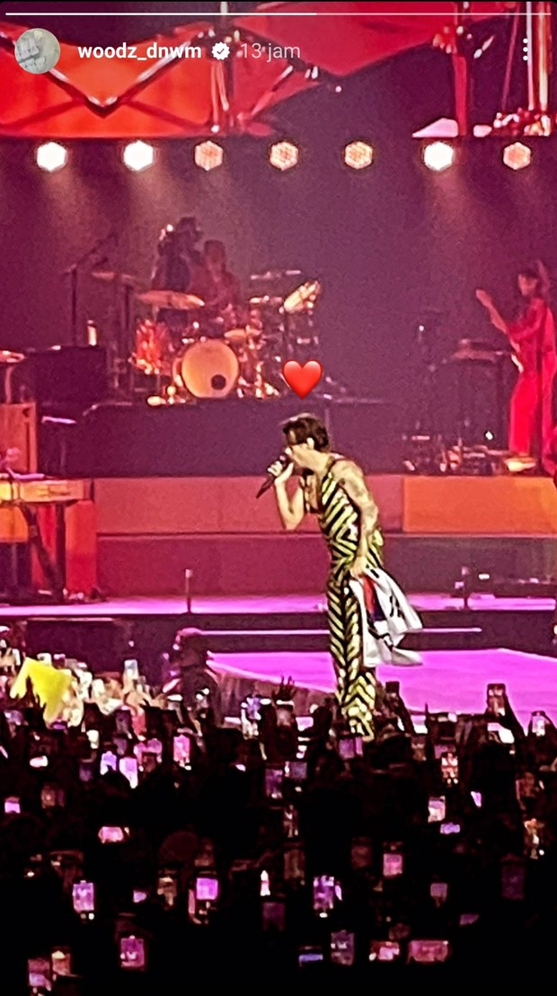 Potret WOODZ membagikan momen saat menonton konser Harry Styles.