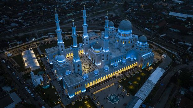 SOLO CITY, INDONESIA - MARCH 22: An aerial view of the Sheikh Zayed Solo Grand Mosque as muslims attend Tarawih prayers to mark the start of the holy month of Ramadan on March 22, 2023 in Solo City, Indonesia. Indonesia, which has the world's largest Muslim population, marked the beginning of Ramadan on Thursday with Tarawih prayers. (Photo by Ulet Ifansasti/Getty Images)