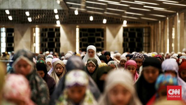 Jemaah memadati Masjid Istiqlal, Jakarta, pada hari pertama pelaksanaan Salat Tarawih Rabu (22/3/2023). CNN Indonesia / Andry Novelino