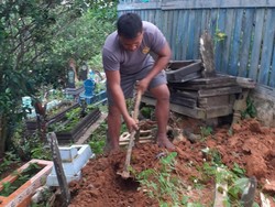 Kisah Bripka Joko di Samarinda Nyambi Jadi Tukang Gali Kubur Sejak SMP