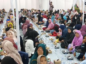 Melihat Buka Puasa Perdana di Masjid Zayed Solo, 6.000 Takjil Dibagikan