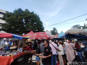 Serunya Warga Berburu Takjil di Jakarta pada Hari Pertama Puasa