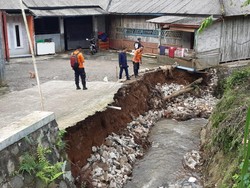 Tanah Longsor Timpa Rumah Warga Caringin Bogor, 15 Orang Mengungsi