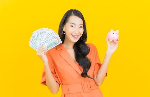 Perempuan memegang uang