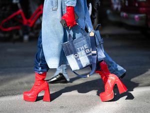 The Tote Bag Marc Jacobs Punya Warna Baru, Dipakai Kendall Jenner The Tote Bag Marc Jacobs Punya Warna Baru, Dipakai Kendall Jenner