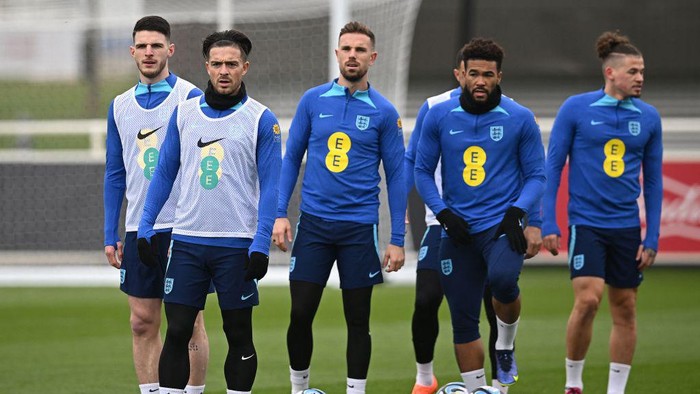 Englands midfielder Declan Rice (L), Englands midfielder Jack Grealish (2L),  Englands midfielder Jordan Henderson (C), Englands defender Reece James (2R) and Englands midfielder Kalvin Phillips attend a team training session at St Georges Park in Burton-on-Trent, central England, on March 21, 2023 ahead of of their UEFA EURO 2024 qualifier football match against Italy. (Photo by Paul ELLIS / AFP) / NOT FOR MARKETING OR ADVERTISING USE / RESTRICTED TO EDITORIAL USE (Photo by PAUL ELLIS/AFP via Getty Images)