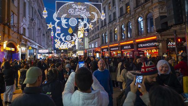 Untuk Pertama Kalinya, Jalanan di London Ini Berhias Dekorasi Ramadan